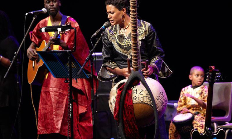 Sona Jobarteh (centre). Image: Roger Thomas