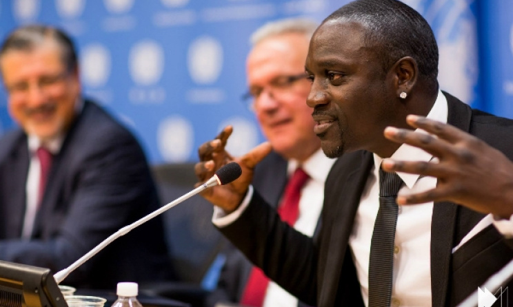 Akon speaking in New York recently. Photo: www.akonlightingafrica.com