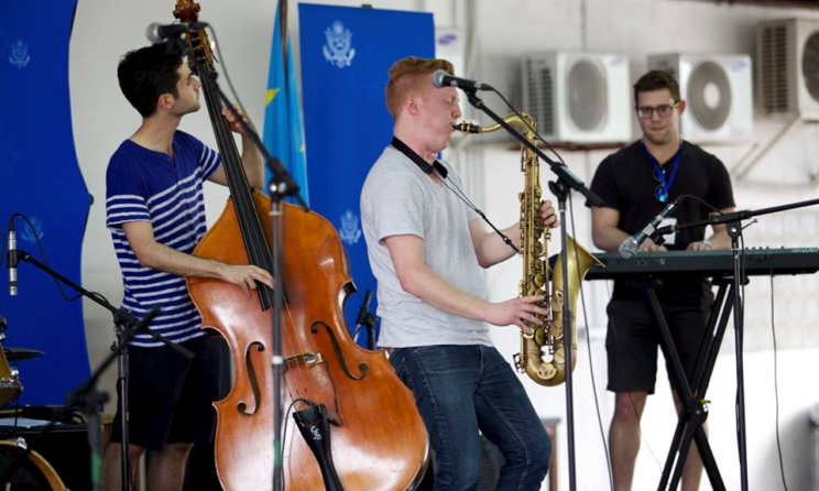 Le quartet Adam Larson pendant leur prestation. (c) Polyvart