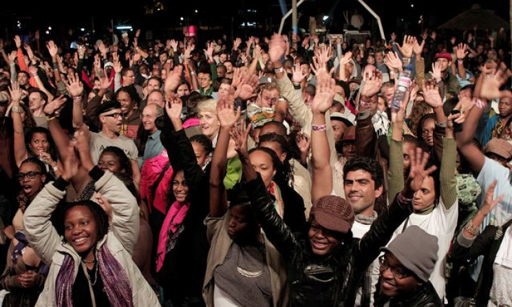 fans at a live music event. Photo: www.inst.milleniumbim.co.mz