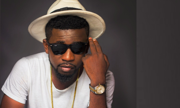 Bisa Kdei won five trophies at the 2016 MOGO Awards