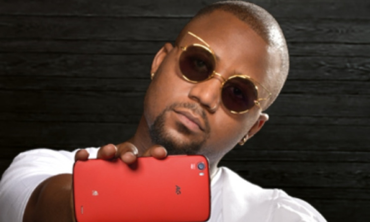 Cassper Nyovest with the new AG #Hashtag phone, which he helped design.