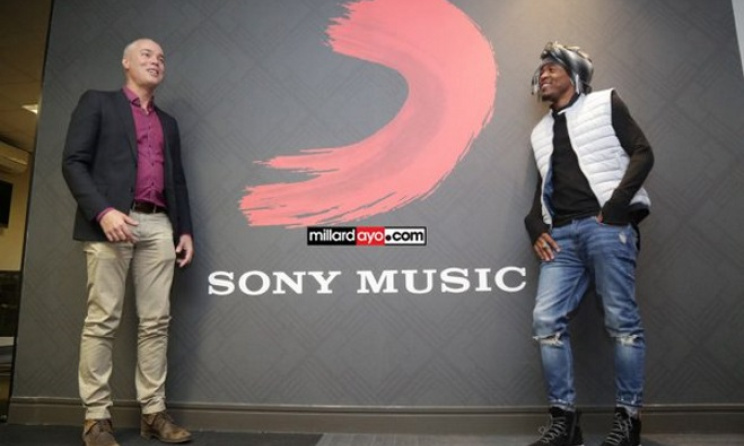 Ali Kiba with Sony's Sean Watson. Photo: Ali Kiba / Twitter.