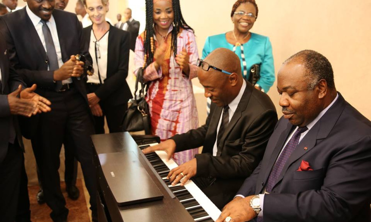 Le président gabonais (Ali Bongo) avec les artistes. Photo:Facebook.