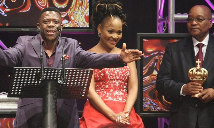 Benjamin Dube flanked by Zanele Mbokazi and SA President Jacob Zuma. Photo: www.crowngospelmusicawards.co.za