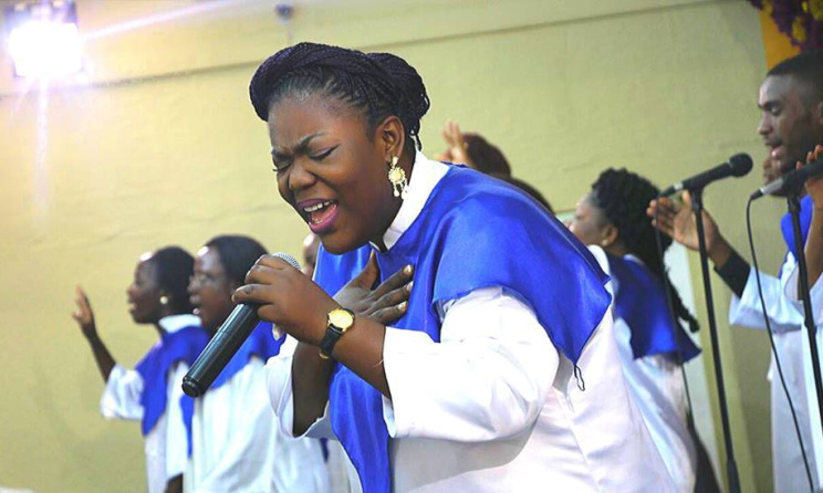 La chanteuse gospel Diane Omega lors d'un concert. Photo: page Facebook officiel de l'artiste.