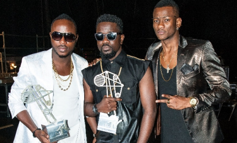 Nigeria's Davido (left) and Ghana's Sarkodie (middle) at the 2014 MAMAs. Photo: mtvbase.com