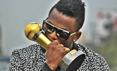 Diamond Platnumz kissing his 2014 AFRIMMA trophy for Best Male Artist - East Africa. Photo: Facebook