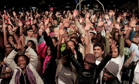 fans at a live music event. Photo: www.inst.milleniumbim.co.mz