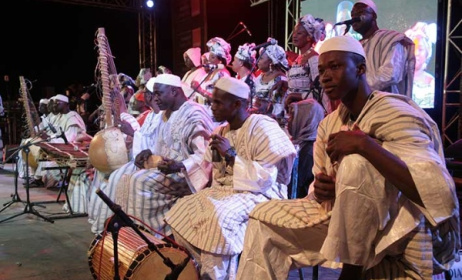 Un groupe traditionnel lors du Festival sur le Niger. (Photo) : www.festivalsegou.org