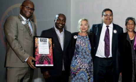 Minister Nathi Mthethwa (far left) presents the award.