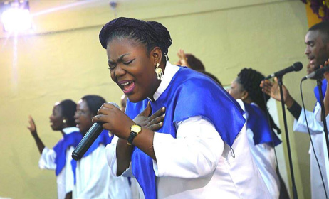 La chanteuse gospel Diane Omega lors d'un concert. Photo: page Facebook officiel de l'artiste.