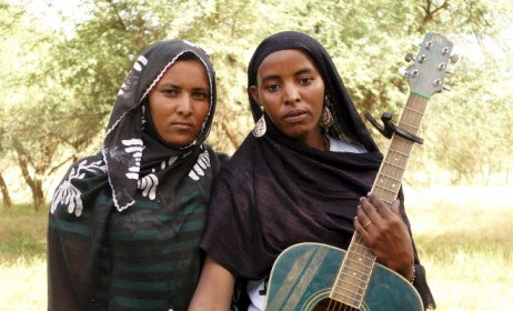 Members of Les Filles de Illighadad band. 