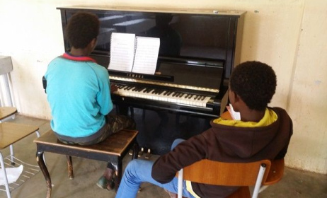 Les étudiants pendant un cours de piano. Photo fournie par Senai Andemariam