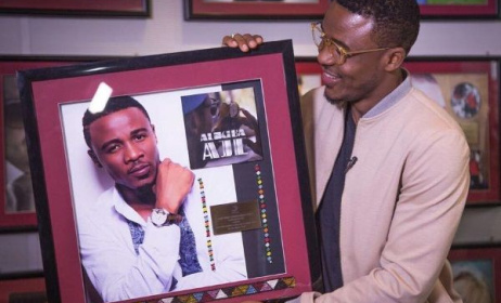 Ali Kiba displays his congratulatory plaque.  Photo: Bongo5.com