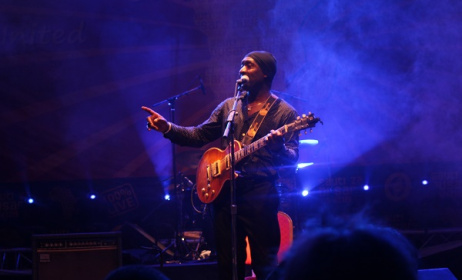 Roland Tchakounté sur la scène du Festival Sauti za Busara