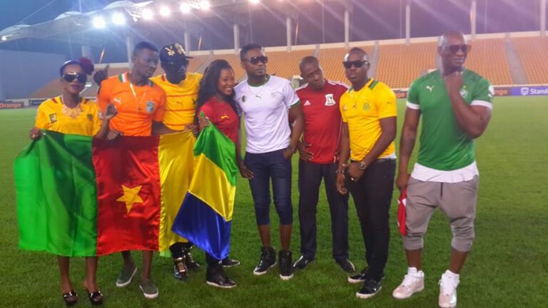 Les artistes qui ont participé à "hola hola" la chanson officielle de la Can 2015 parmi lequel Singuila du Congo Brazza (à dr).
