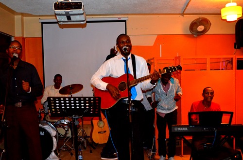 Kamau_Karongo_performing_at_Gift_Restaurant