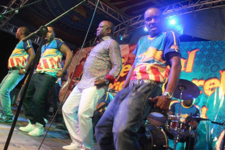 Jossart Nyoka Longo et son groupe lors d'un concert, source: zaikonkolomboka.skyrock.com