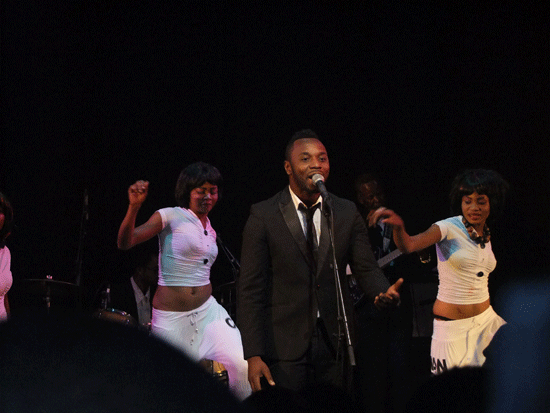 Peguy Tabu lors d'un concert à Kinshasa. (ph) www.talents2kin.com