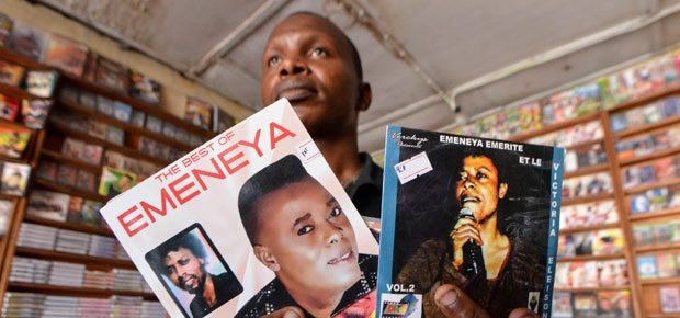Albums de l'artiste musicien Emeneya dans une maison de distribution © www.channel24.co.za