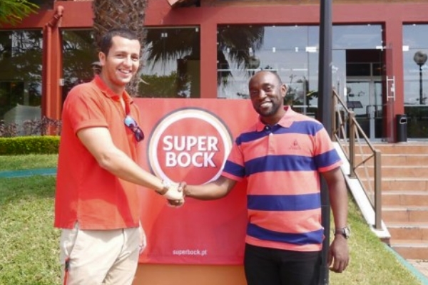 Azgo director Paulo Chibanga (right) with Tiago Almeida from Unicer Mozambique. Photo: azgofestival.com