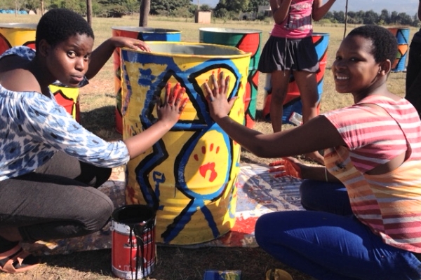 Kids decorate bins for the MTN Bushfire site as part of the Clean Up Mahlanya Campaign. Photo: supplied