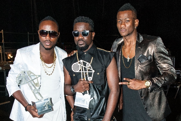Nigeria's Davido (left) and Ghana's Sarkodie (middle) at the 2014 MAMAs. Photo: mtvbase.com