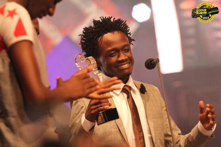 Bahati receiving a Groove award. Photo: Citizentv.co.ke