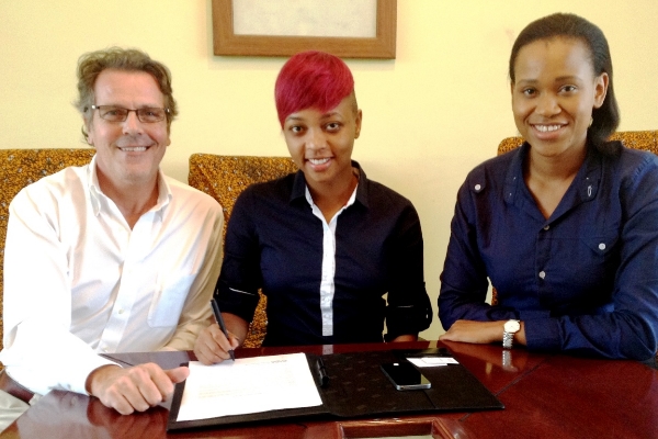 Feza inks her deal with Panamusiq.