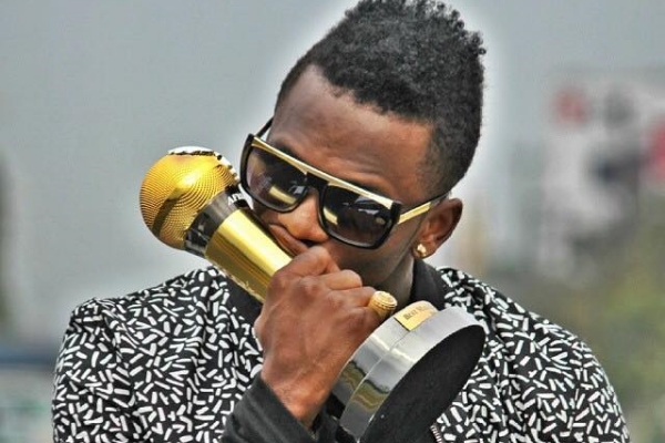 Diamond Platnumz kissing his 2014 AFRIMMA trophy for Best Male Artist (East Africa). Photo: Facebook