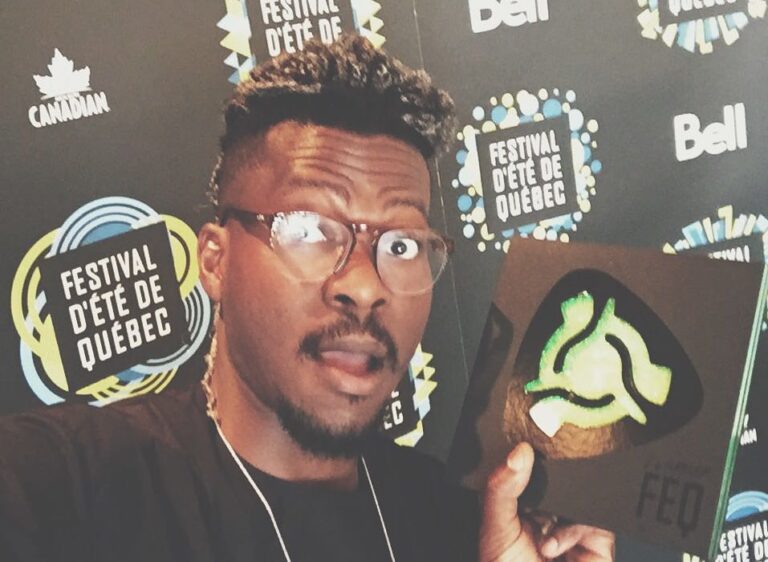 Pierre Kwenders avec son prix  reçu au Festival d'été de Québec.(ph) Facebook