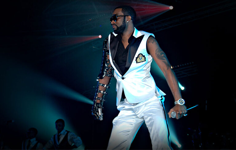 Fally Ipupa lors d'un concert. (ph) Jewanda Magazine