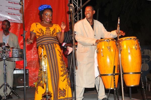 Herman Ssewanyana (right) on stage with Rachel Magoola. Photo: Eddie Chicco/www.monitor.co.ug.