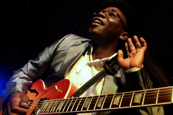 Mozambican guitarist Jimmy Dludlu. Photo: khwambels.wix