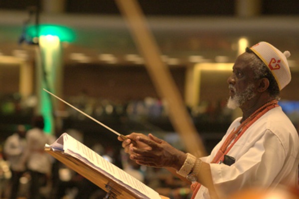 Laz Ekwueme conducting a session