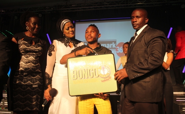 2015 Bongo Star Search winner Kayumba Juma receives his prize. Photo: www.cloudsfm.com