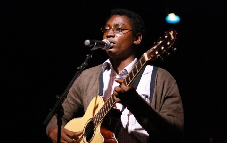 Lionel Kombo, l'artiste du Congo-Brazzaville pendant un concert live. (ph) Basango