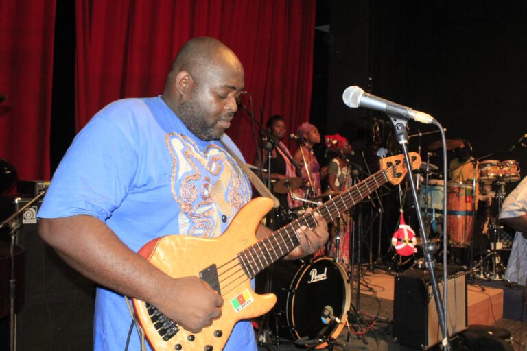 Serge Maboma, leader du groupe Macase. (ph) CulturEbene.