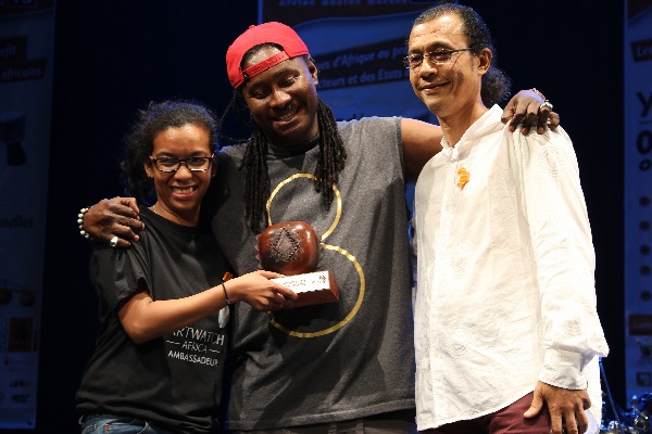 Didier Awadi receives his award from Arterial Network’s Diana Ramarohetra and George Camille. Photo: David Durbach