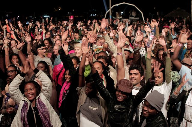 fans at a live music event. Photo: www.inst.milleniumbim.co.mz