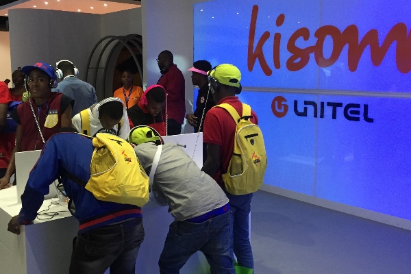 Angolan youngsters using Kisom. Photo: www.menosfios.com