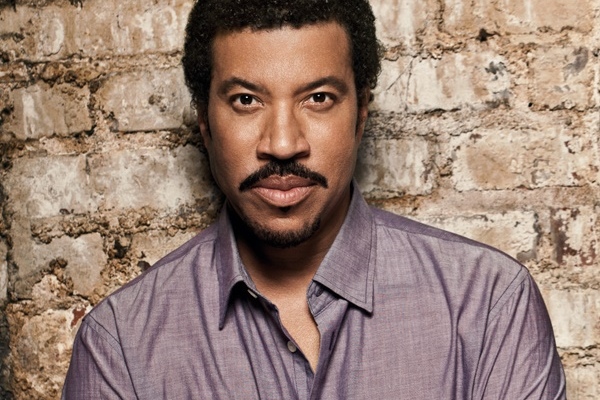American artist Lionel Richie will tour South Africa in March 2016.