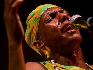 A member of the Loryzine music band. Photo: www.artistecard.com