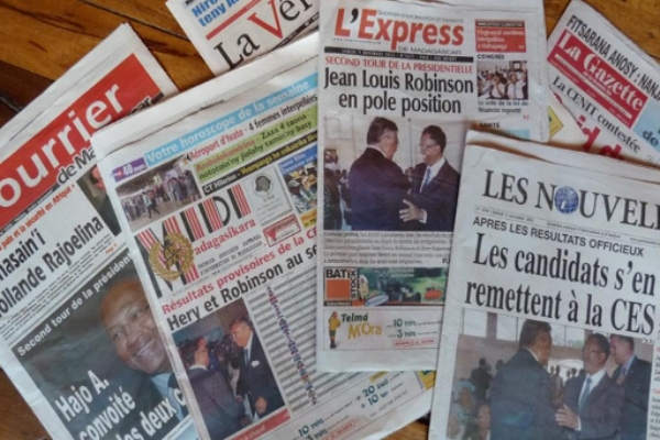 Popular newspapers in Madagascar. Photo: www.fiiser.com