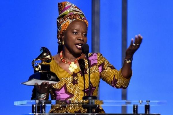 Angelique Kidjo recevant son troisième Grammy Award. Photo: Alberto E. Rodriguez / www.grammy.com
