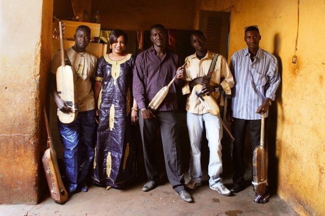 Le musicien malien Bassekou-kouyate et son groupe le Ngoni Ba