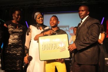 2015 Bongo Star Search gagnant Kayumba Juma reçoit son prix. Photo: www.cloudsfm.com