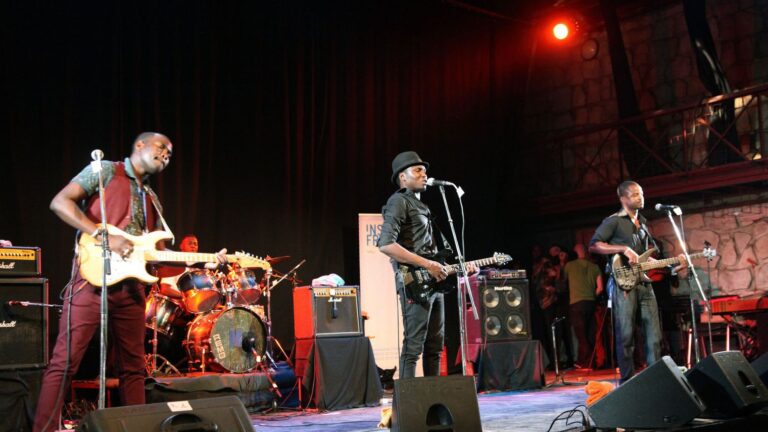 Le groupe malien Songhoy Blues sur scène lors du Festival Bamako Acoustik (Ph) www.lexpress.fr