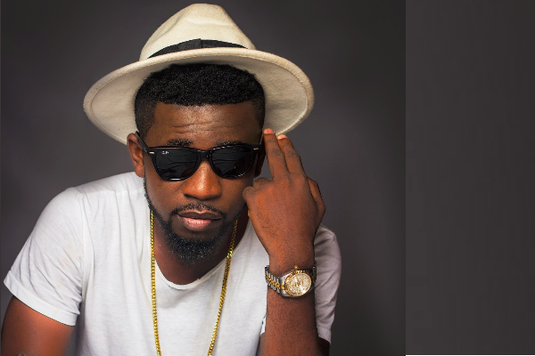 Bisa Kdei won five trophies at the 2016 MOGO Awards
